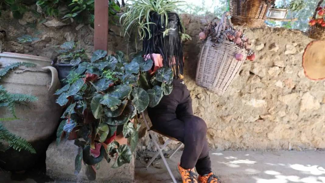 Adana’da Emekli Öğretmen Bahçesini Açık Hava Sergisine Çevirdi! 2